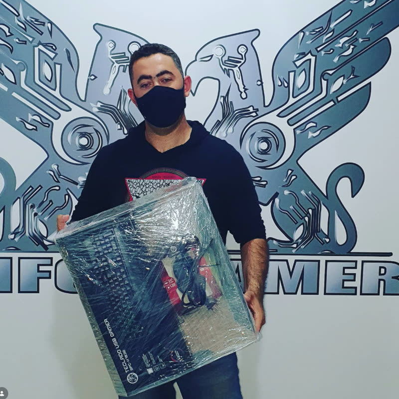 Cliente da InforGamer retirando seu PC gamer montado na loja em Belo Horizonte