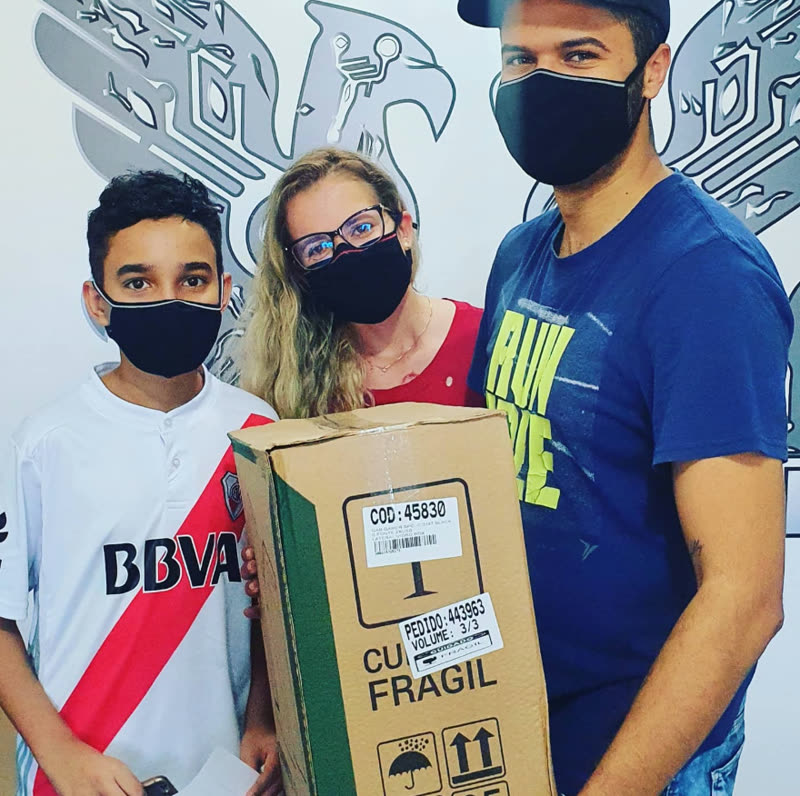 Família de clientes retirando PC gamer novo na loja InforGamer em BH