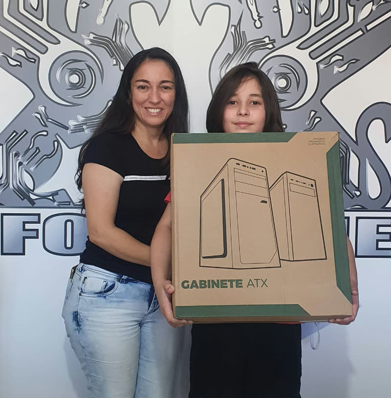 Mãe e filho retirando gabinete de PC gamer na InforGamer