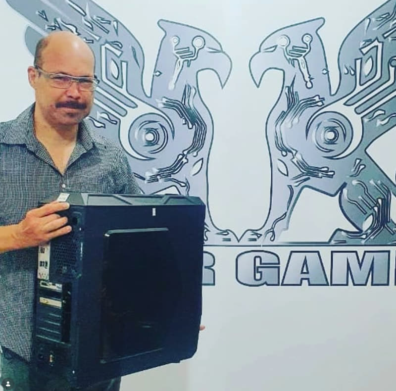 Cliente com computador entregue após manutenção na InforGamer