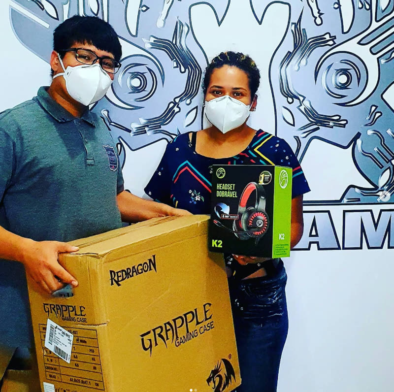 Casal de clientes retirando gabinete e headset gamer na InforGamer