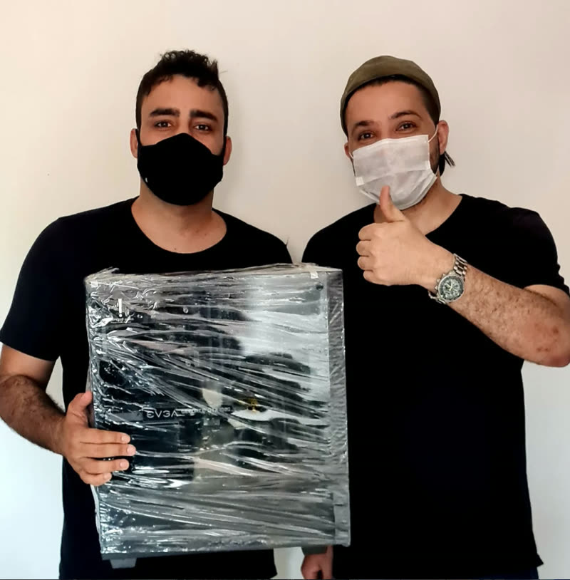 Clientes recebendo PC gamer montado pela InforGamer em BH