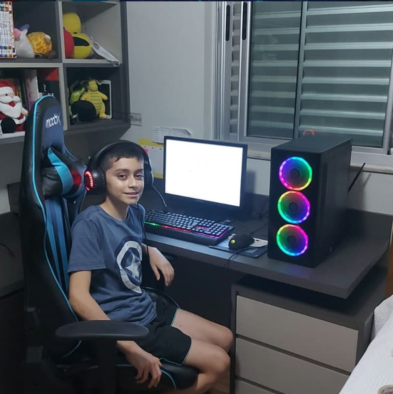 Cliente jovem com o setup gamer montado pela InforGamer