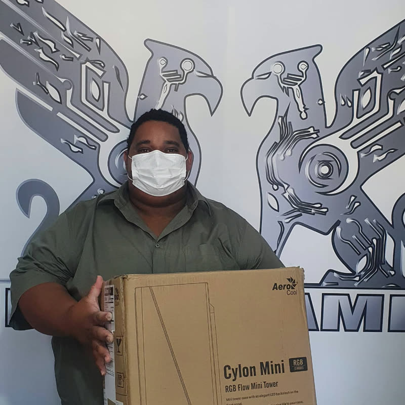 Cliente retirando gabinete gamer RGB na loja InforGamer